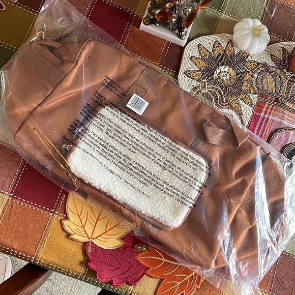 Brand New Weekender Duffle Travel Bag Removable Faux Sherpa Pouch Crossbody - Picture 5 of 15